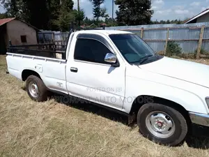 Toyota Hilux 2003 White