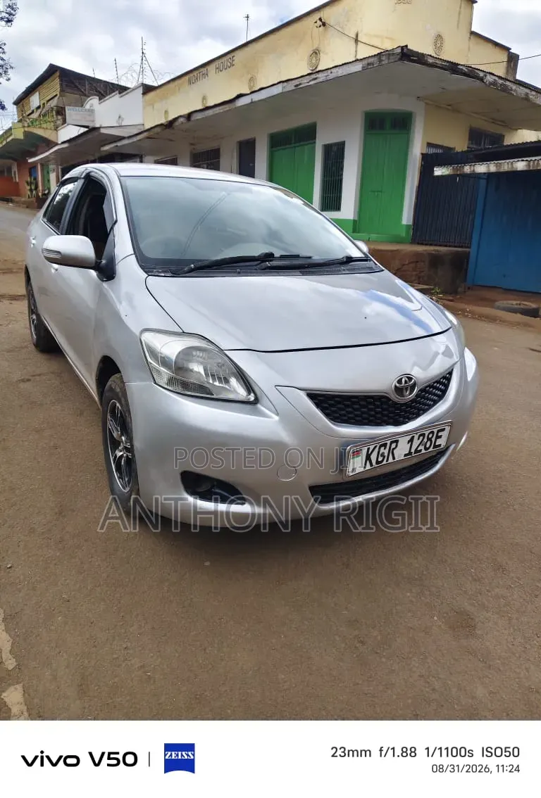 Toyota Belta 2010 Silver