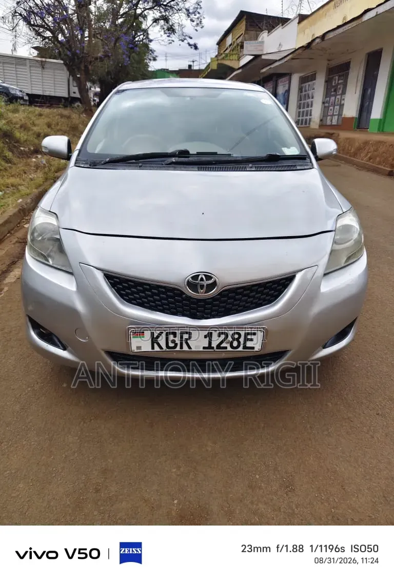 Toyota Belta 2010 Silver