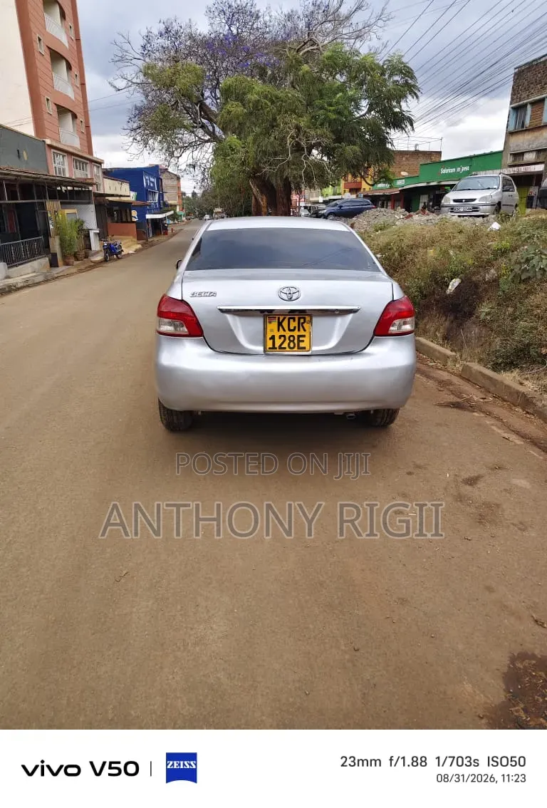 Toyota Belta 2010 Silver