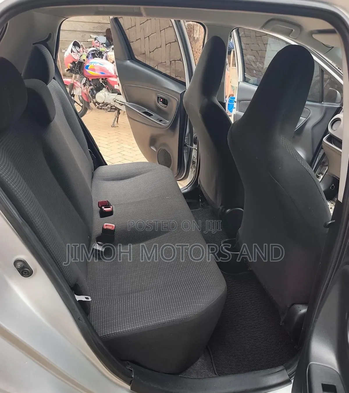 Toyota Vitz 2016 Silver