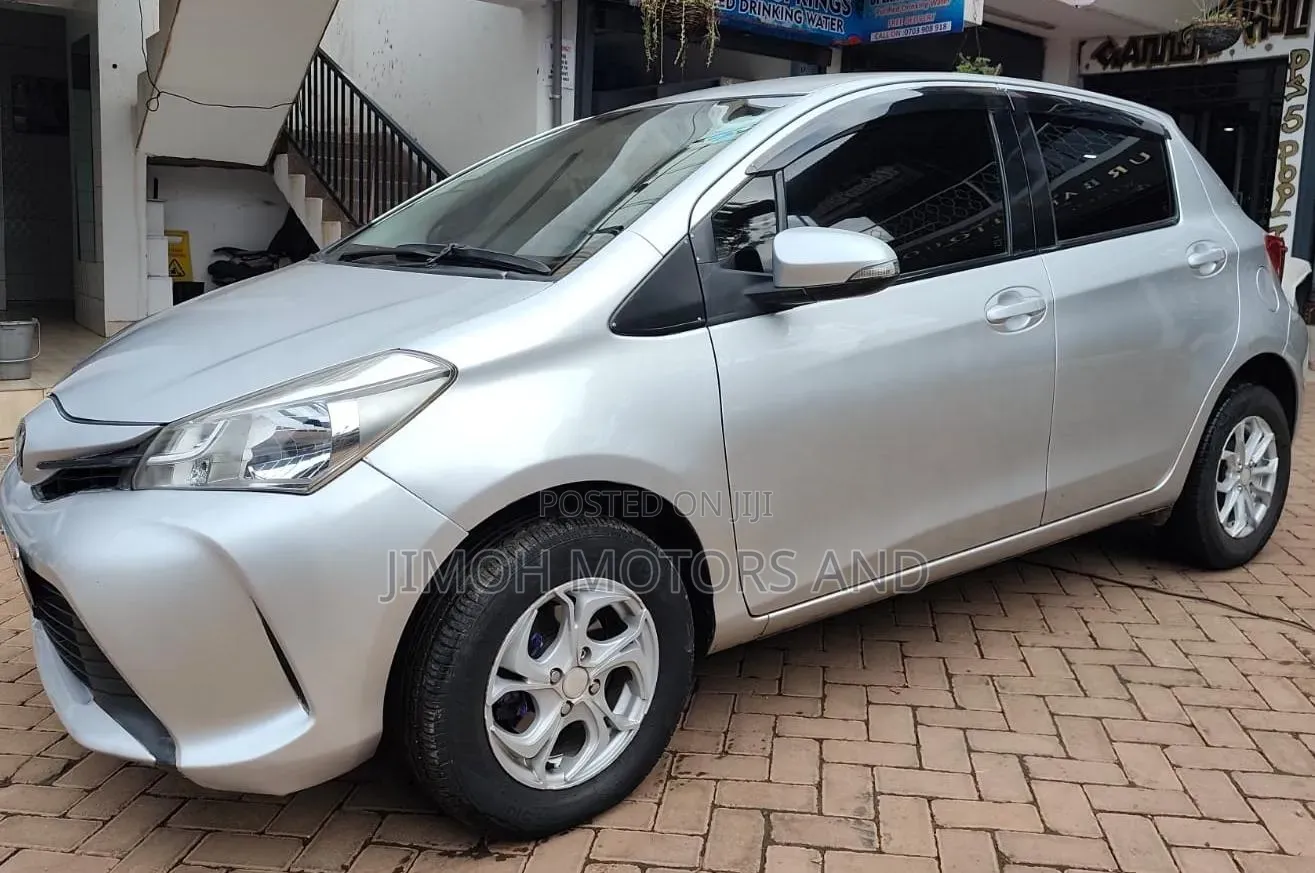 Toyota Vitz 2016 Silver