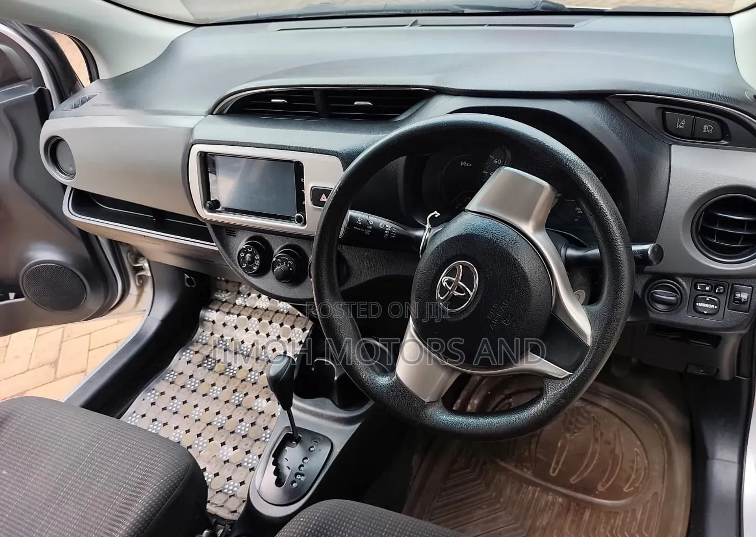 Toyota Vitz 2016 Silver