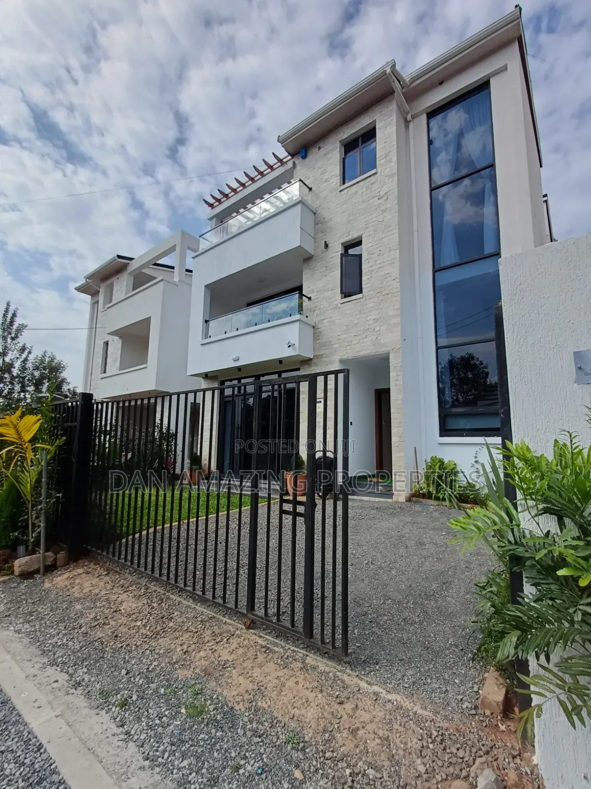 4bdrm Maisonette in Kerarapon for sale