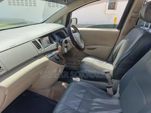 Toyota ISIS 2012 Silver