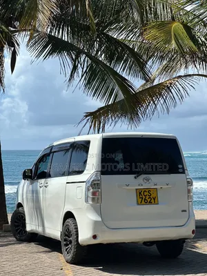 Toyota Noah 2.0 143hp FWD (7 Seater) 2011 White