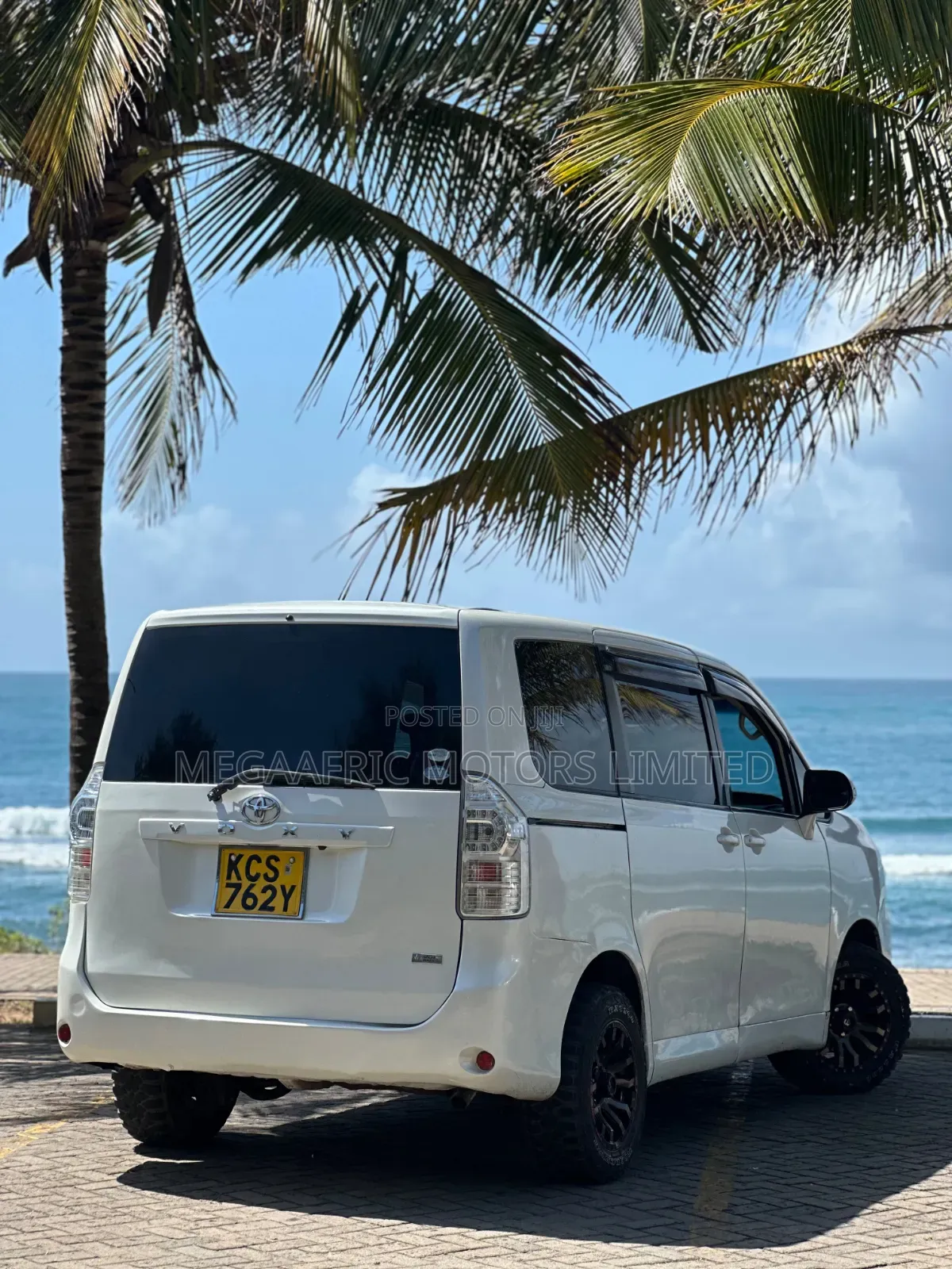 Toyota Noah 2.0 143hp FWD (7 Seater) 2011 White