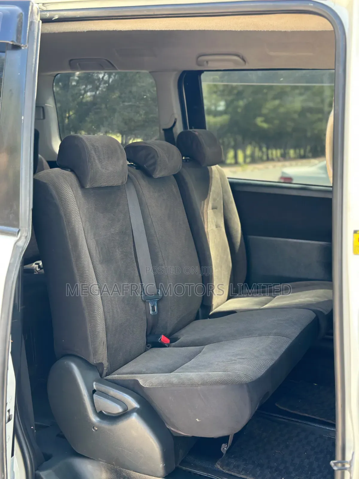 Toyota Noah 2.0 143hp FWD (7 Seater) 2011 White