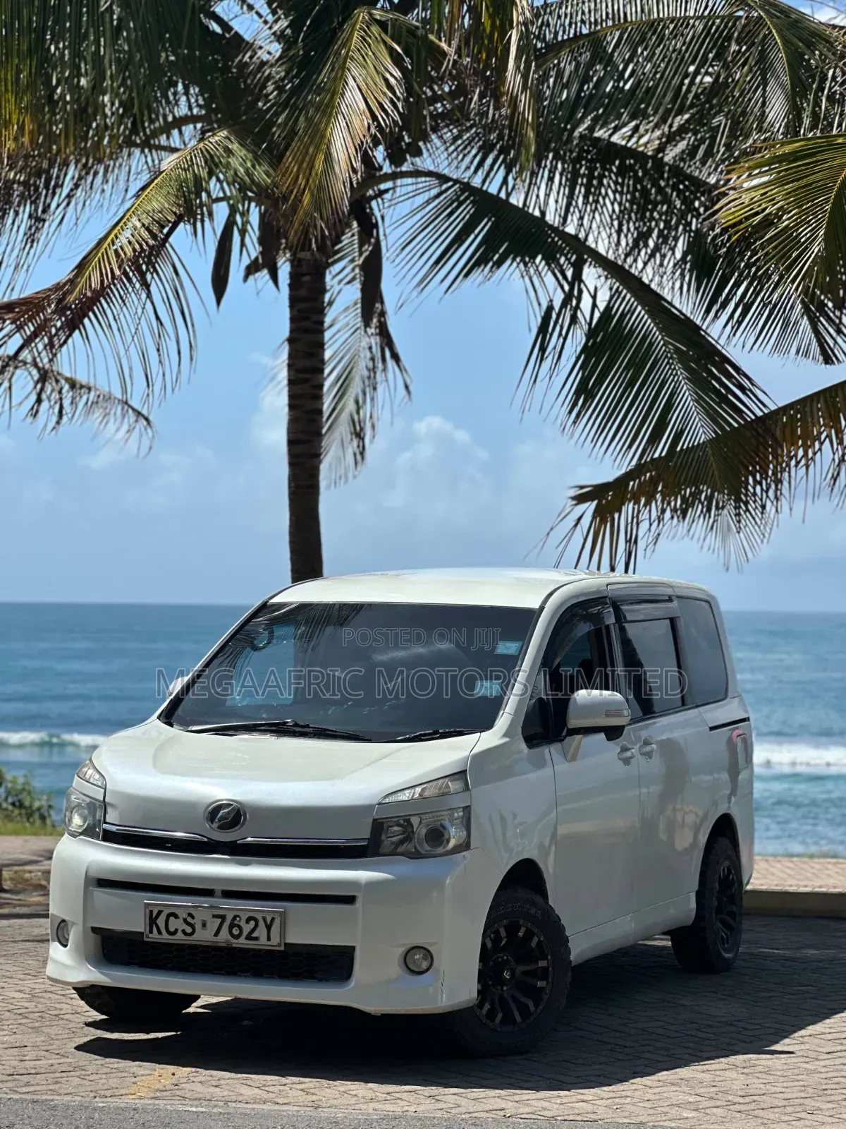 Toyota Noah 2.0 143hp FWD (7 Seater) 2011 White