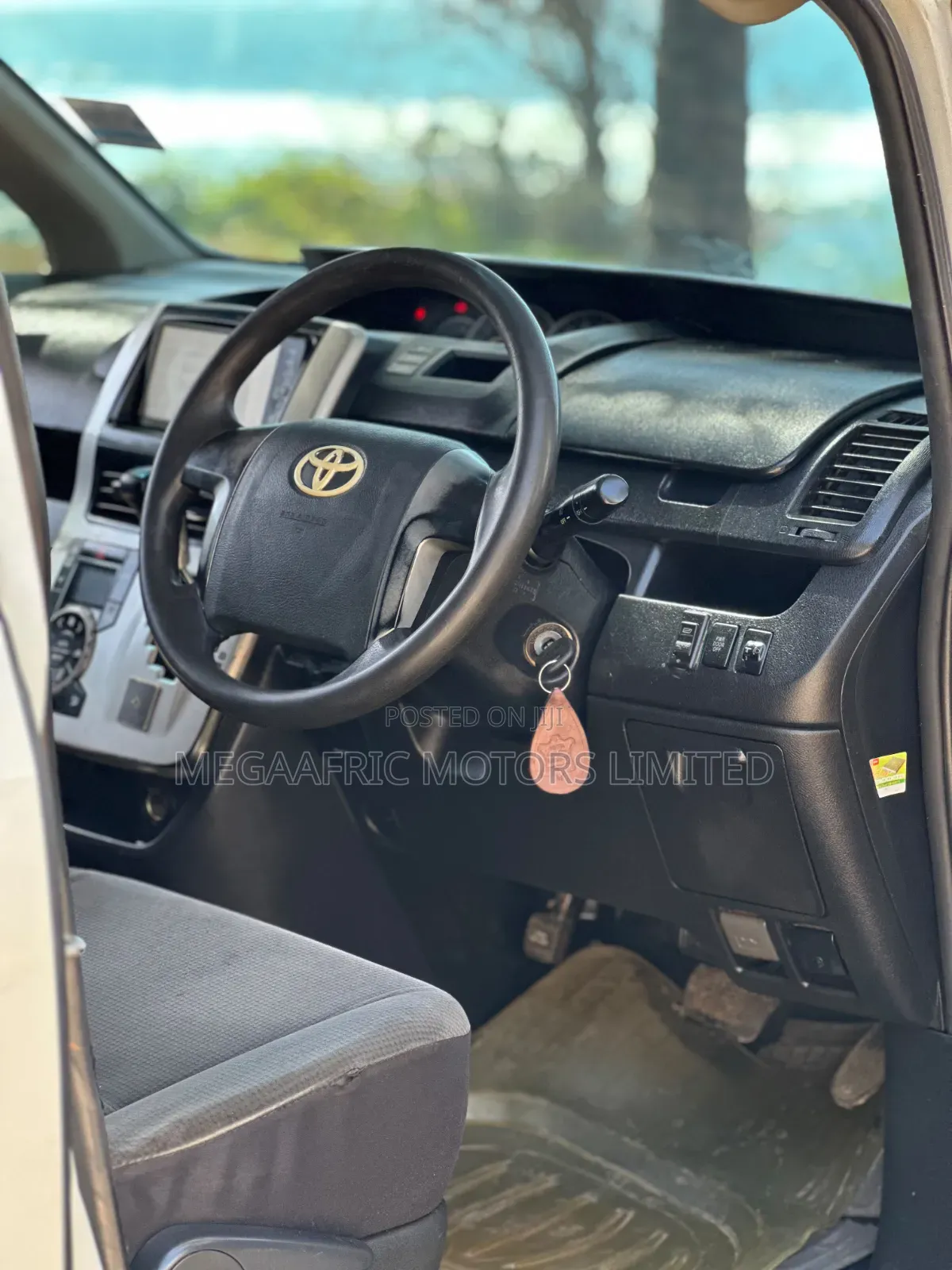 Toyota Noah 2.0 143hp FWD (7 Seater) 2011 White