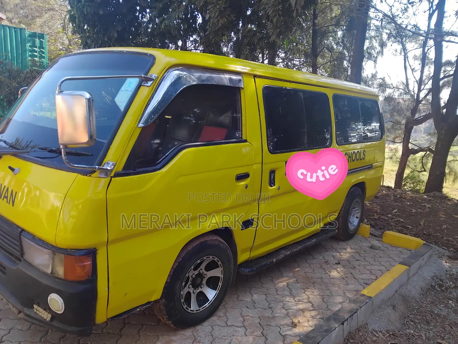 Nissan Caravan (Urvan) 2004 Yellow