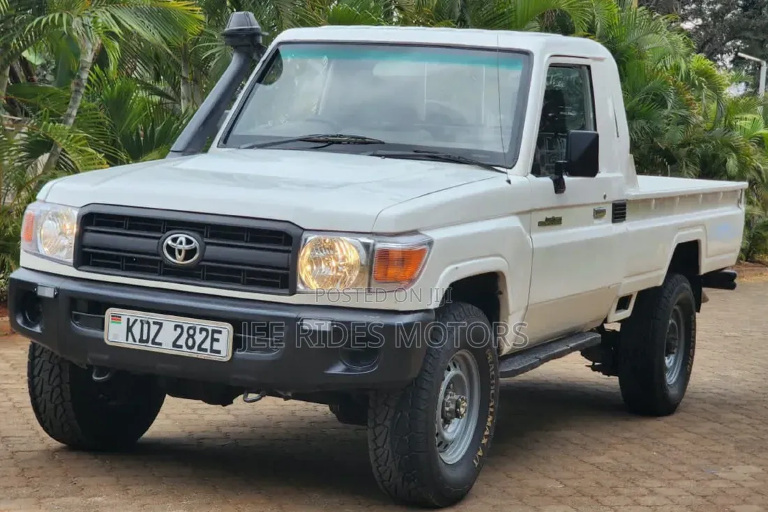 Toyota Land Cruiser 2013 White