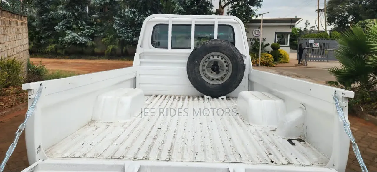 Toyota Land Cruiser 2013 White
