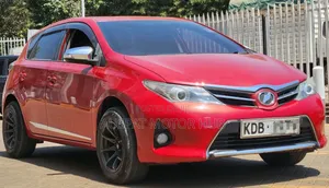 Toyota Auris 2015 Red