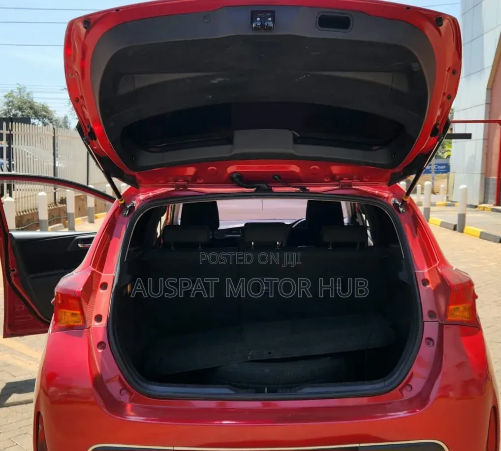 Toyota Auris 2015 Red