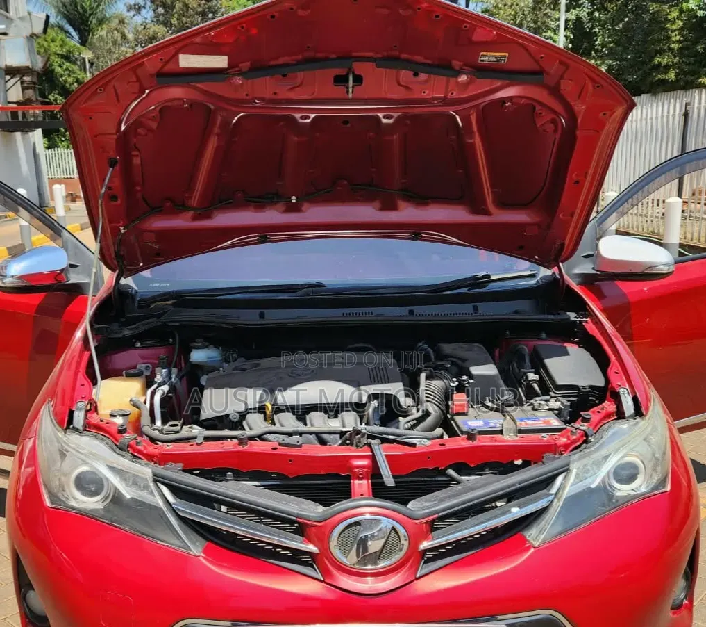 Toyota Auris 2015 Red