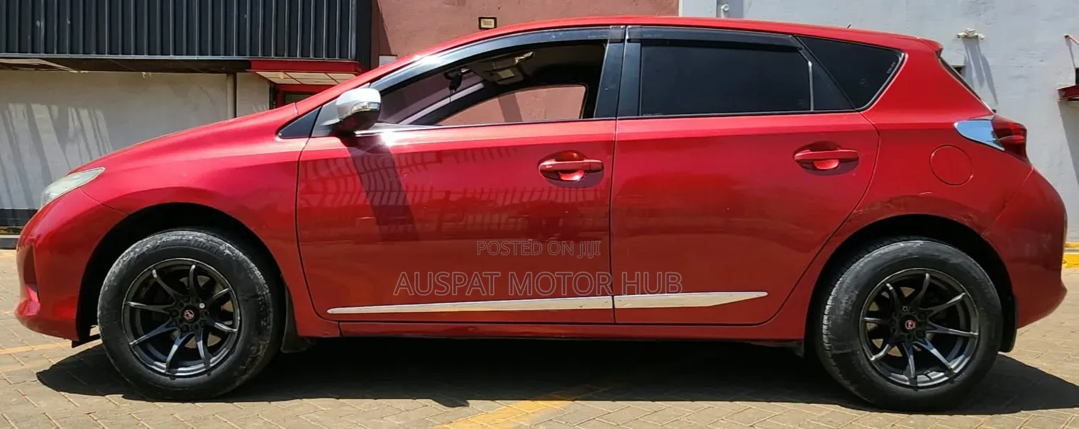 Toyota Auris 2015 Red