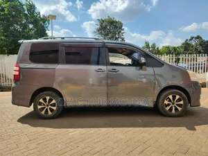 Toyota Noah 2.0 143hp FWD (8 Seater) 2011 Gray