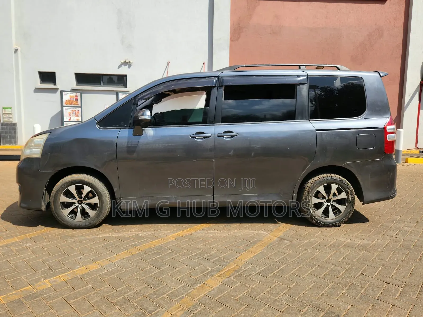 Toyota Noah 2.0 143hp FWD (8 Seater) 2011 Gray