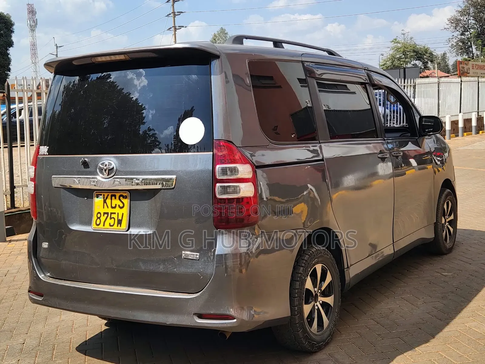 Toyota Noah 2.0 143hp FWD (8 Seater) 2011 Gray