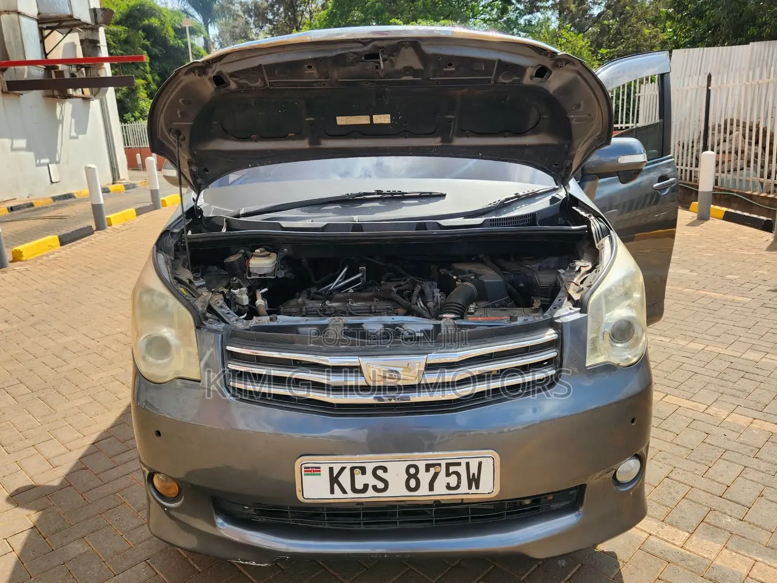 Toyota Noah 2.0 143hp FWD (8 Seater) 2011 Gray