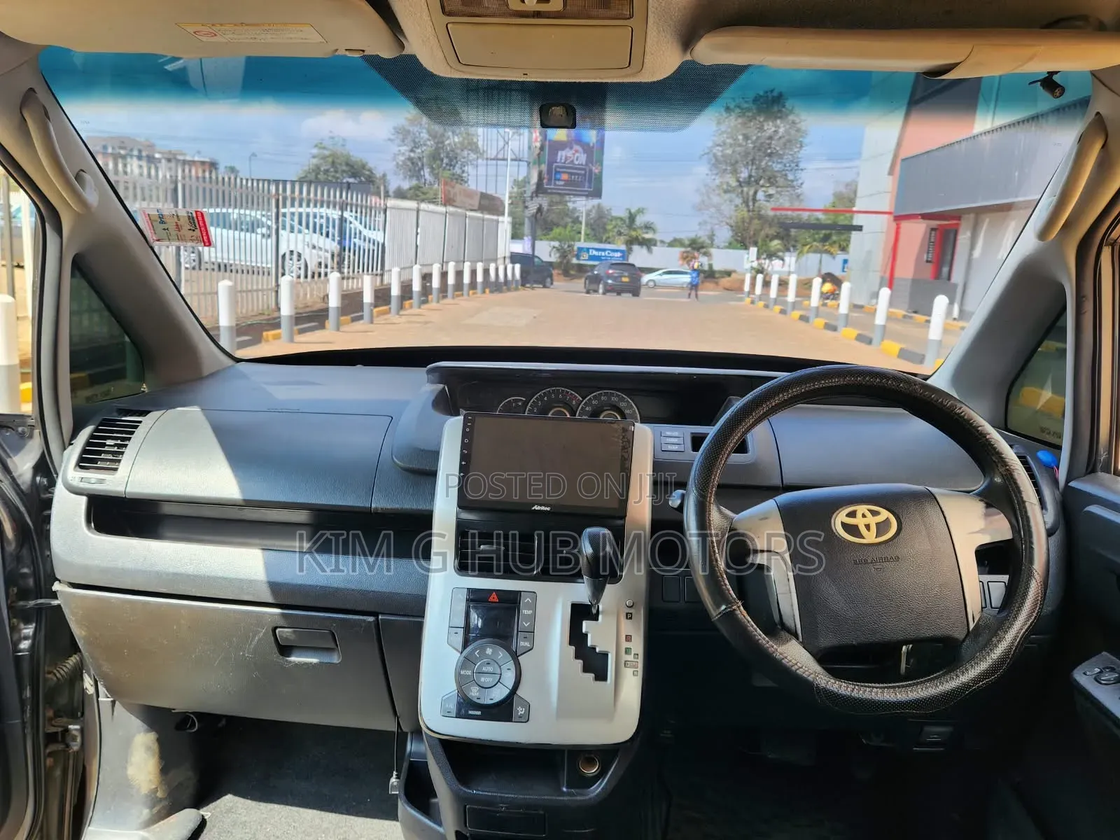Toyota Noah 2.0 143hp FWD (8 Seater) 2011 Gray
