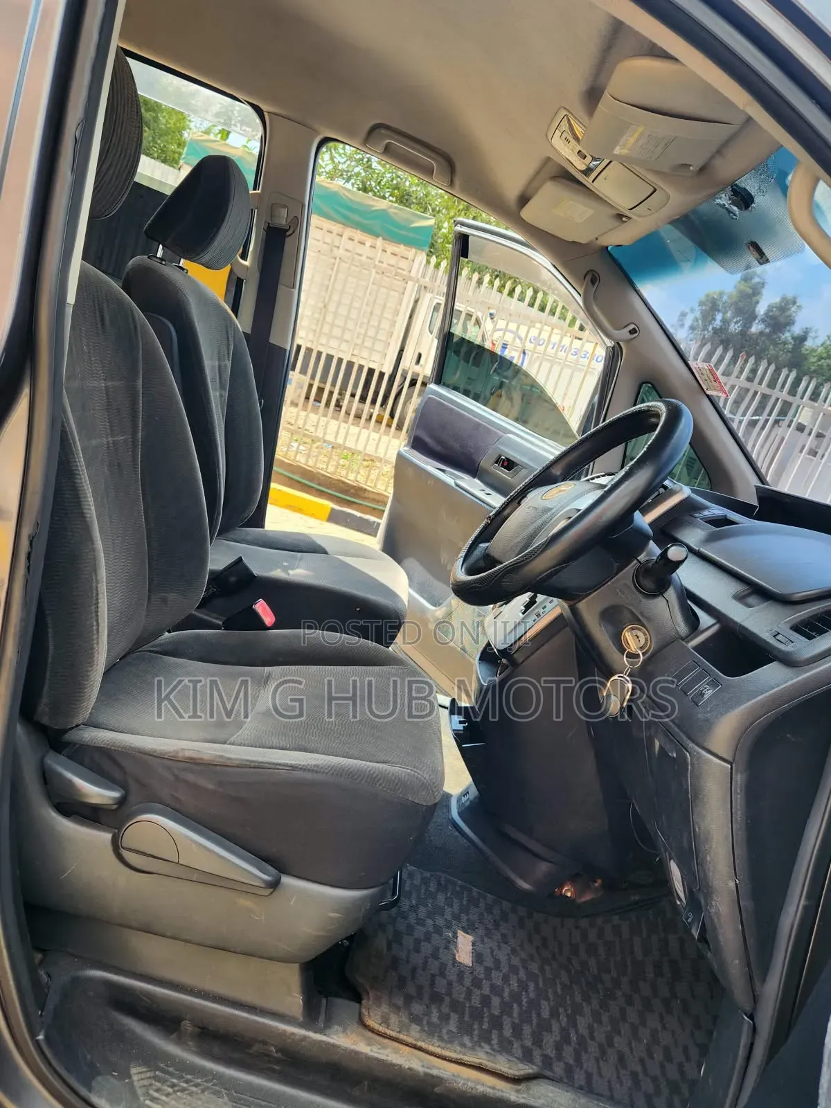 Toyota Noah 2.0 143hp FWD (8 Seater) 2011 Gray