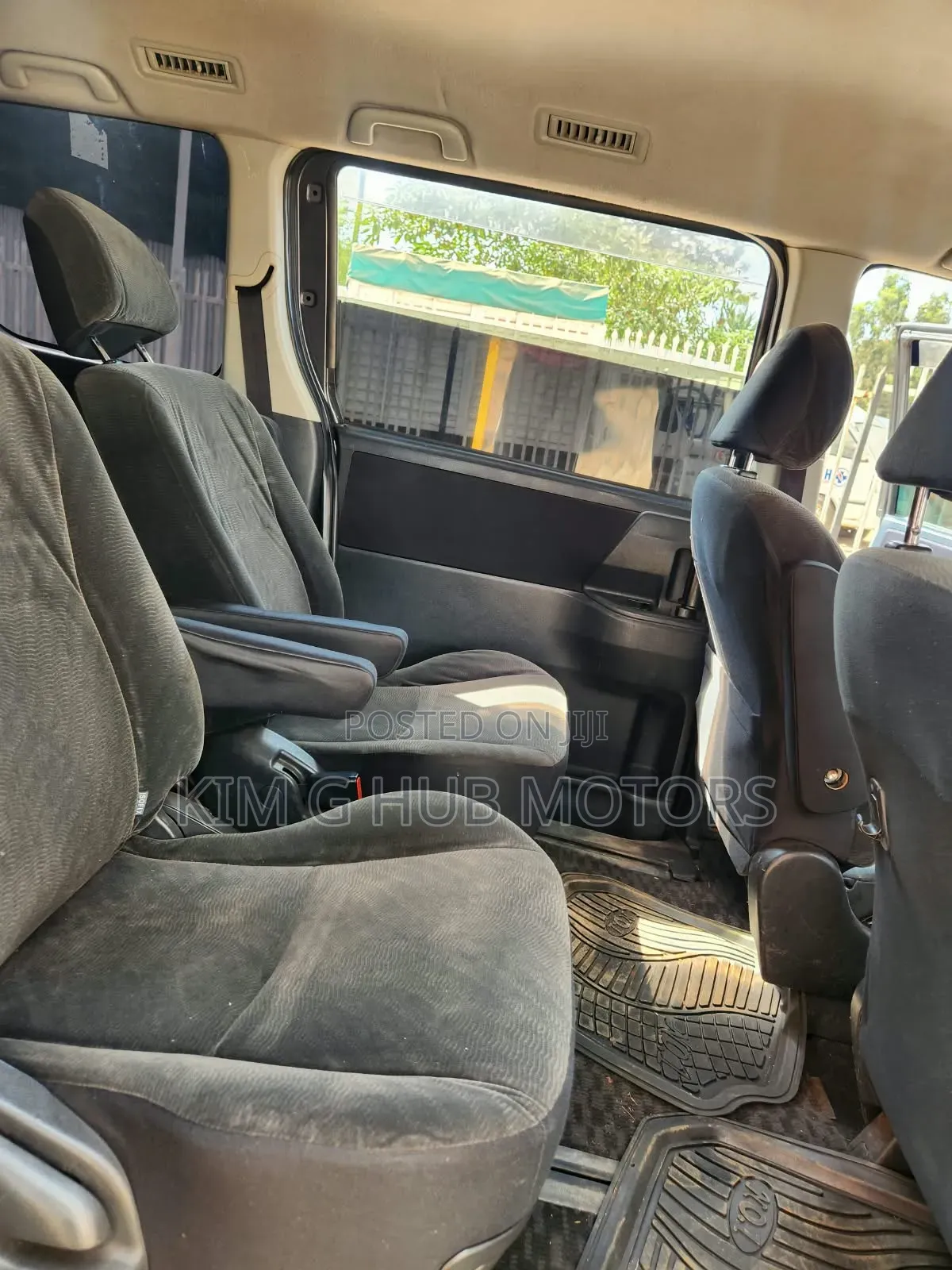 Toyota Noah 2.0 143hp FWD (8 Seater) 2011 Gray