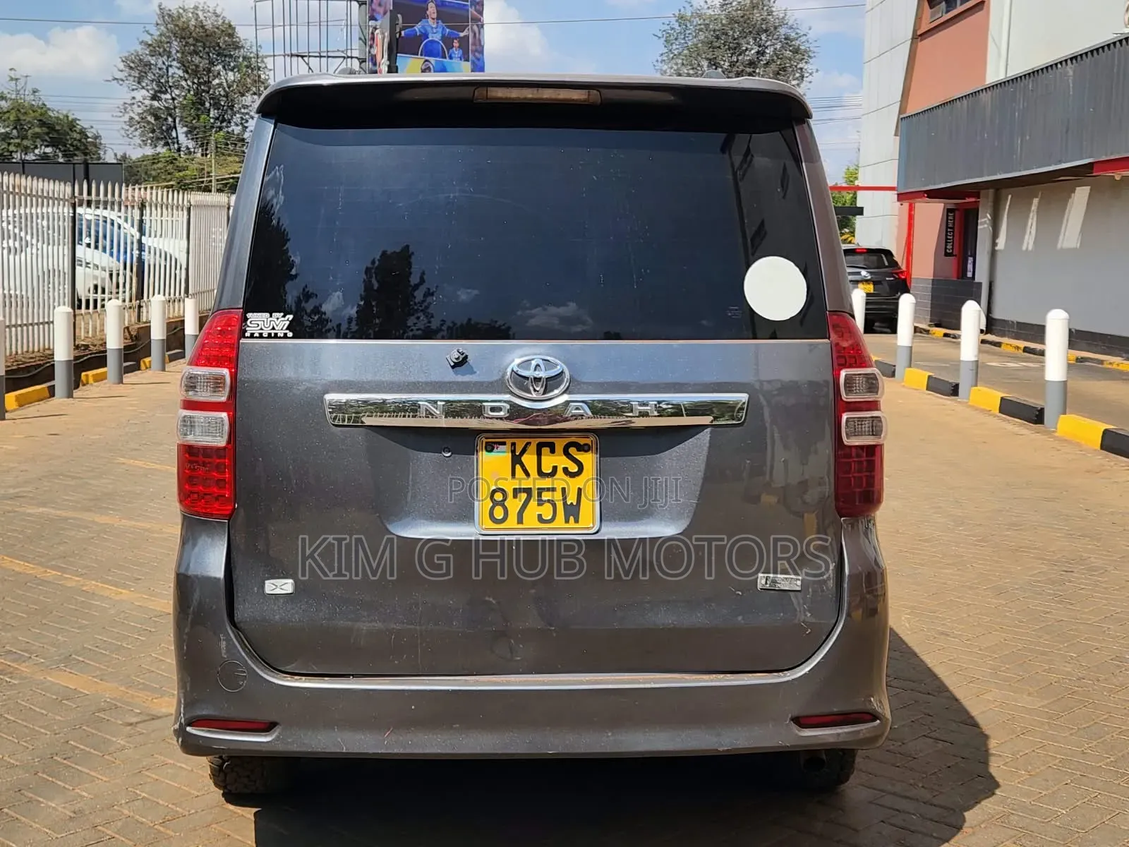 Toyota Noah 2.0 143hp FWD (8 Seater) 2011 Gray