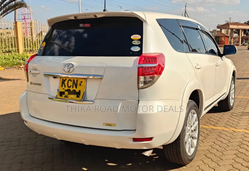 Toyota Vanguard 2011 White