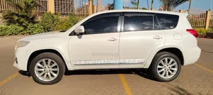 Toyota Vanguard 2011 White