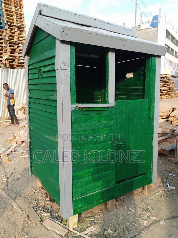 Wooden Security Guard Booth - thumbnail 2