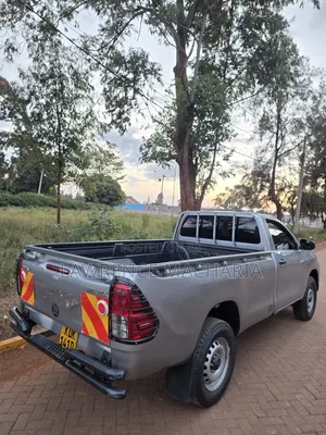 Toyota Hilux 2023 Silver
