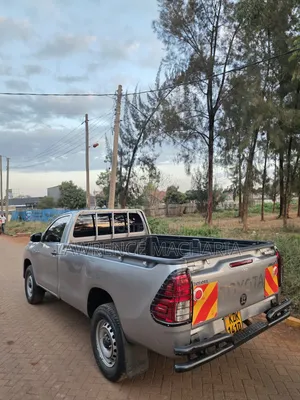 Toyota Hilux 2023 Silver