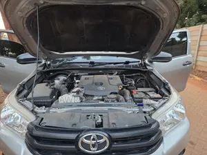 Toyota Hilux 2023 Silver