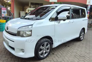 Toyota Voxy X 2WD 8-Seater 2012 White