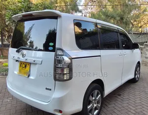 Toyota Voxy X 2WD 8-Seater 2012 White