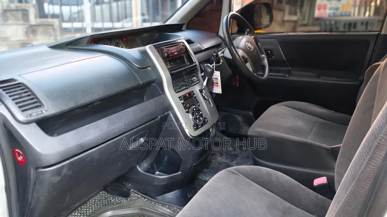 Toyota Voxy X 2WD 8-Seater 2012 White