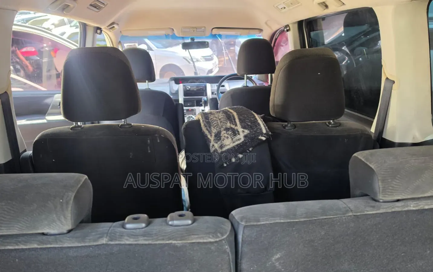 Toyota Voxy X 2WD 8-Seater 2012 White