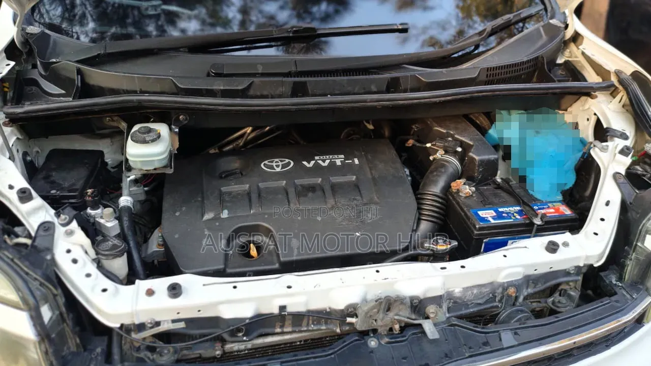 Toyota Voxy X 2WD 8-Seater 2012 White