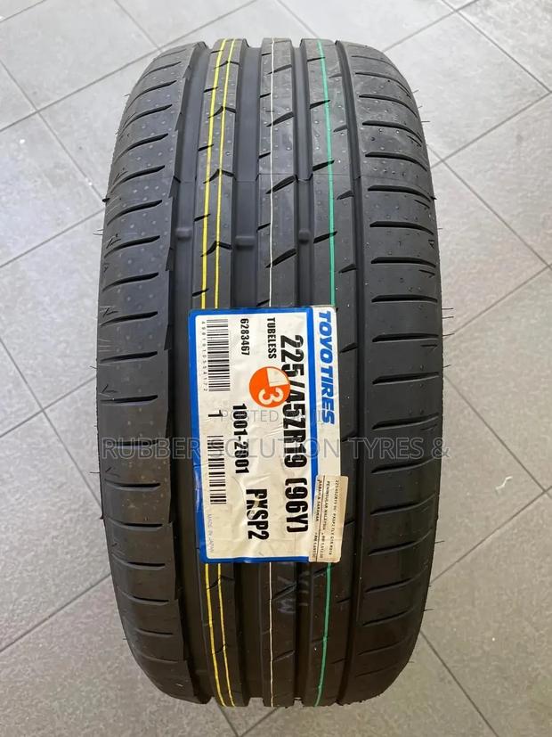 225 /45 R19 TOYO TIRES 96Y Made in Japan - main view