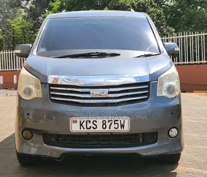 Toyota Noah 2.0 143hp FWD (8 Seater) 2011 Gray