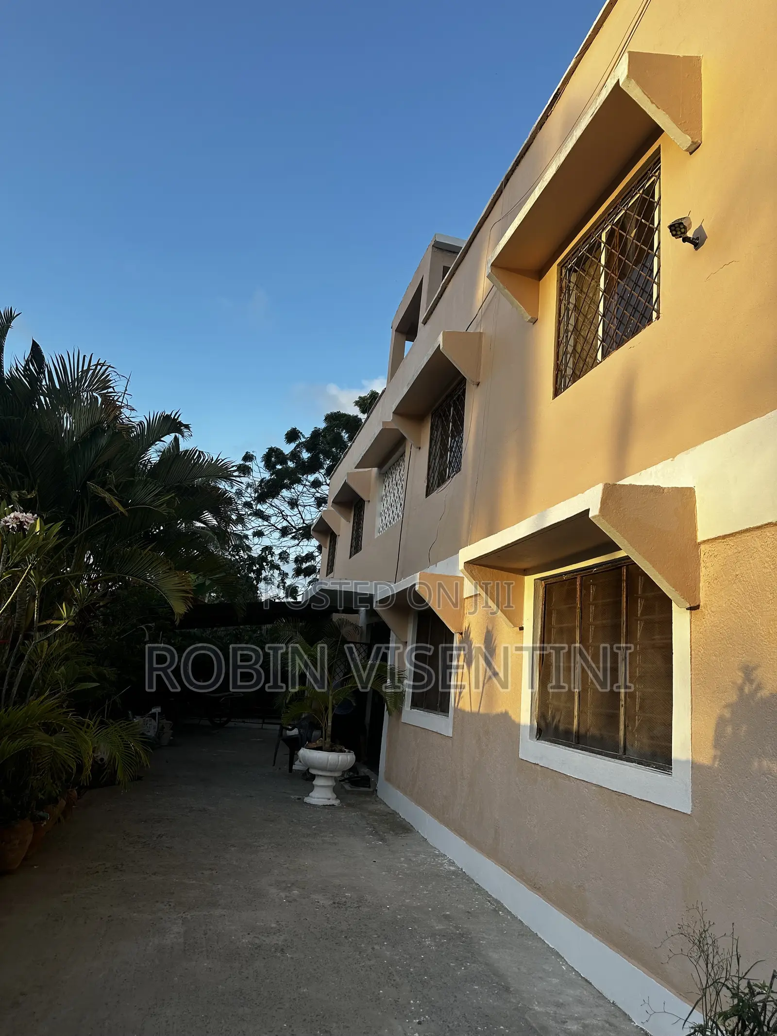8bdrm Block of Flats in Mtambo for sale