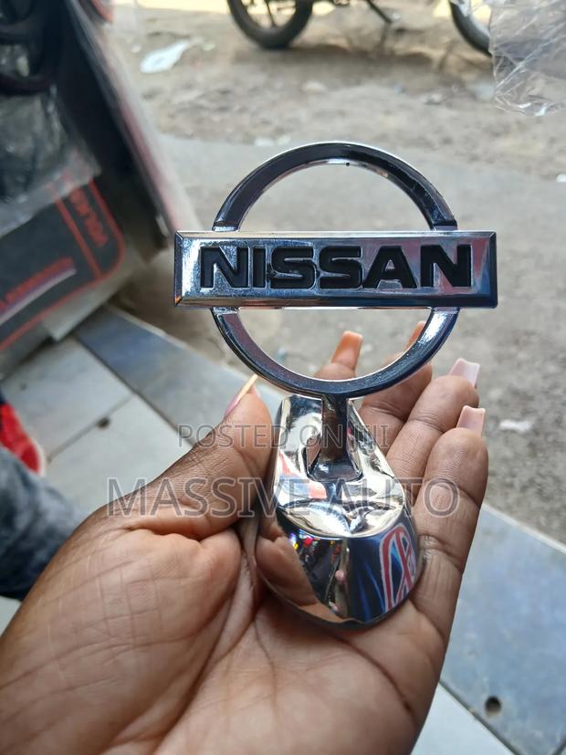 Nissan Front Car Logo / Emblem Front Badge Bonet Metal Hood Sticker
