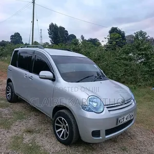 Toyota Sienta 1.5 FWD 2012 Silver