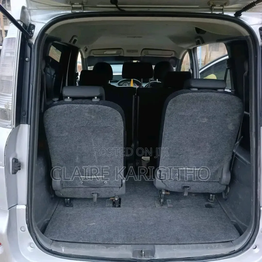 Toyota Sienta 1.5 FWD 2012 Silver