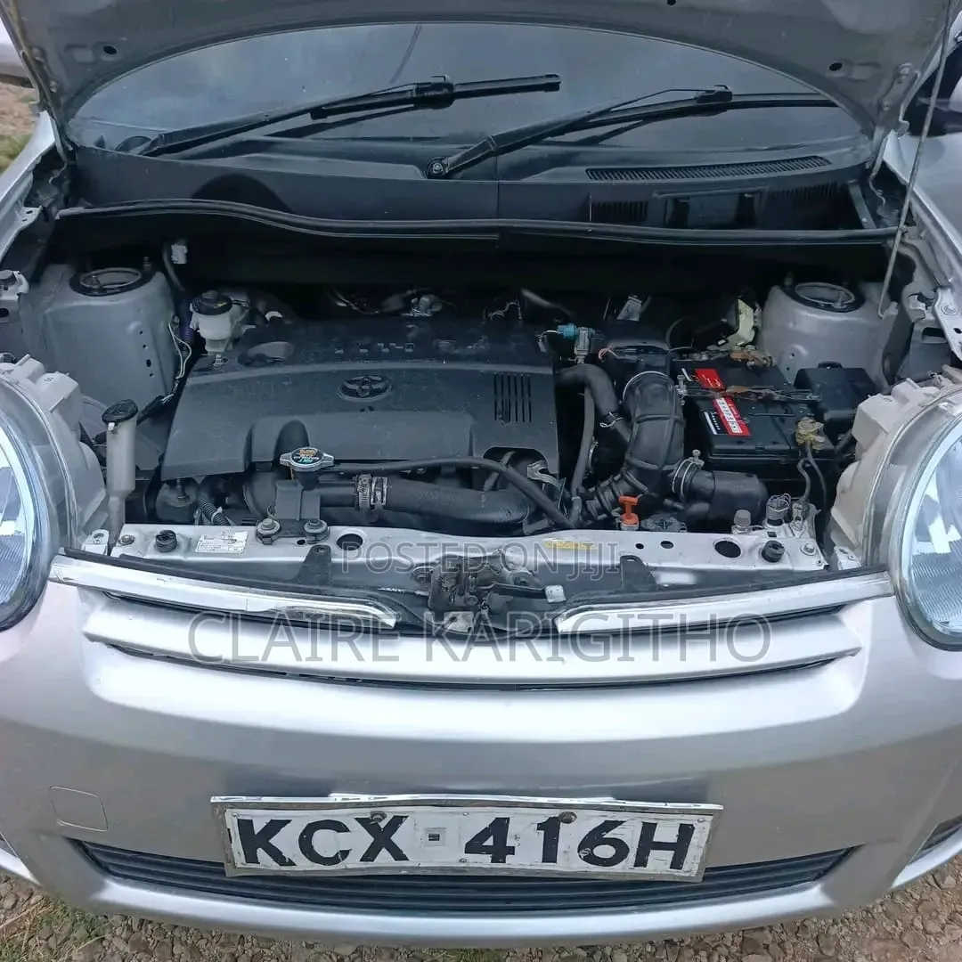 Toyota Sienta 1.5 FWD 2012 Silver