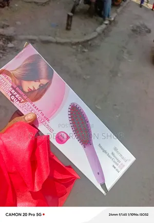Electric Hairbrush With Anti Scald Feature to Protect the Scalp