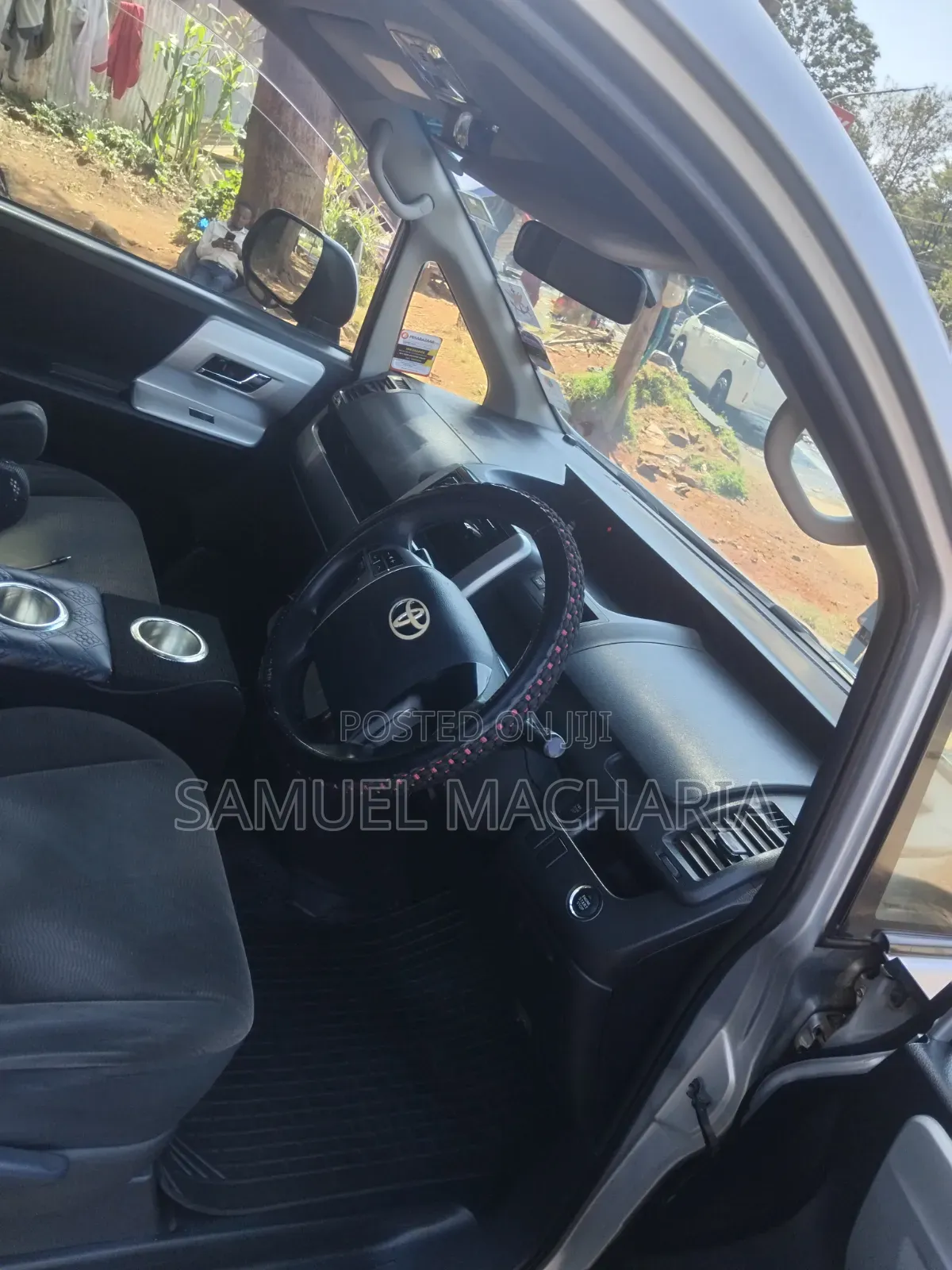 Toyota Noah 2.0 158hp AWD (8 Seater) 2012 Silver