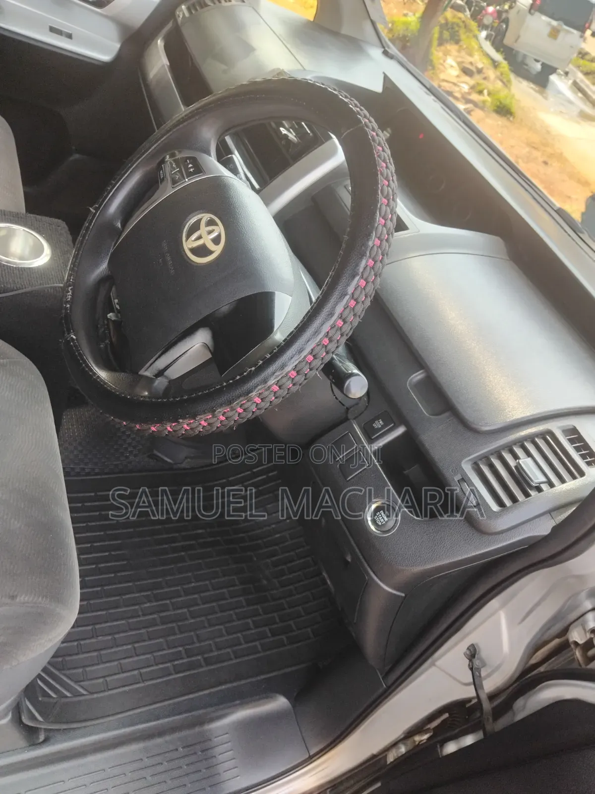 Toyota Noah 2.0 158hp AWD (8 Seater) 2012 Silver